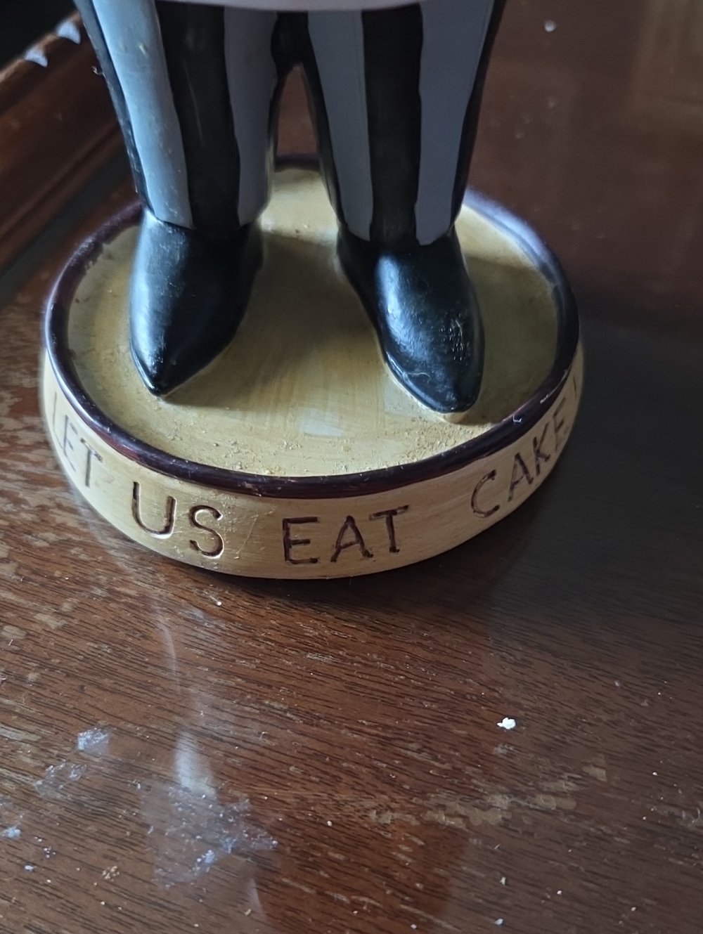 Chef Figurine Cake Server Stand - White and Black - Picture 3 of 5